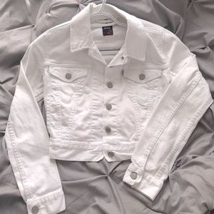 3/$30 ✨ distressed Levi’s jean jacket ✨